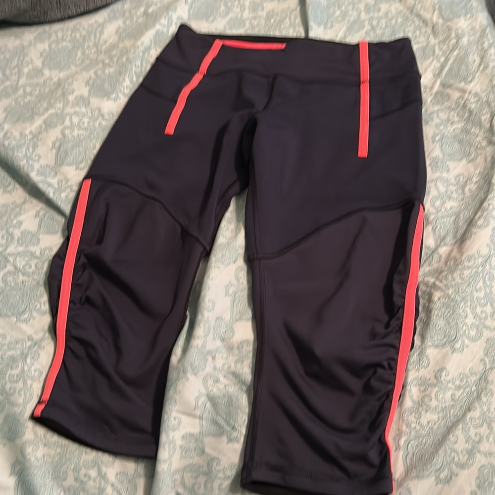 Lululemon Athletica Capri
Navy
Size 6 see tag
Like new condition